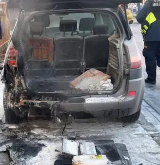 Strażnicy miejscy ugasili płonące auto