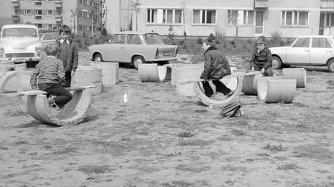 Dzieciństwo wśród bloków. Zobacz zdjęcia z lat 70.
