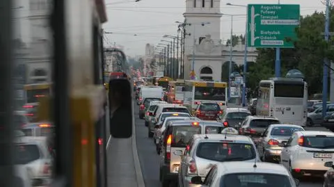 Zamknęli Saską Kępę. Kierowcy utknęli w korku