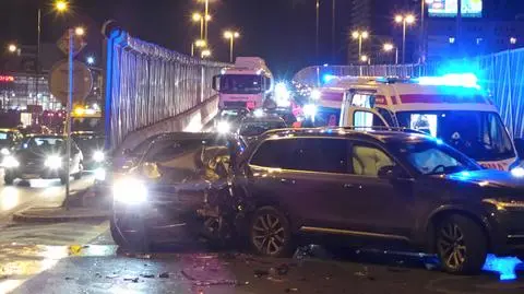 Zderzenie dwóch samochodów na Woli. "Pojazdy są poważnie uszkodzone"