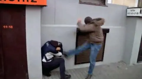 Policjant, który 11 listopada kopał demonstranta, zawieszony