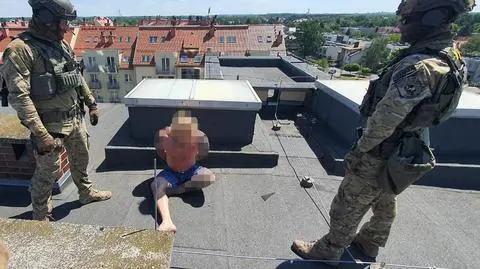 Podejrzany o handel narkotykami był poszukiwany listem gończym. W trakcie próby zatrzymania uciekł na dach