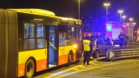 Na moście Grota autobus zderzył się z osobówką 