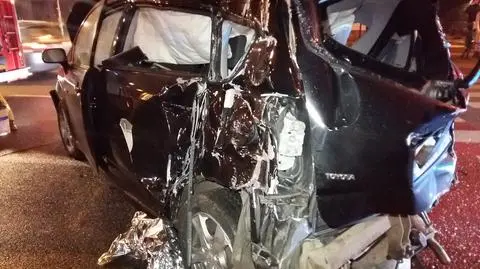 Tramwaj uderzył w auto i wepchnął je na słup. Jedna osoba trafiła do szpitala 
