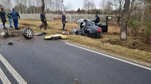 Wjechał do rowu, auto się rozpadło, kierowca trafił do szpitala