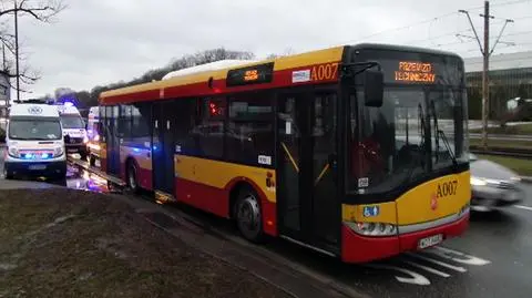 Zderzenie autobusu z renault. Trzy osoby poszkodowane