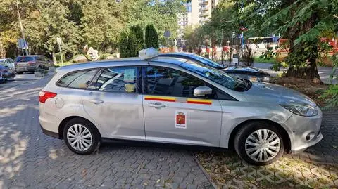 Jeden drugiemu zajechał drogę, doszło do sprzeczki. Taksówkarz raniony nożem do tapet