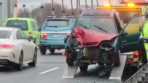 Auto zderzyło się z traktorem na Trasie Siekierkowskiej