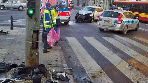 Wjechał w latarnię na placu Trzech Krzyży