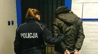 Policjantka z zatrzymanym mężczyzną