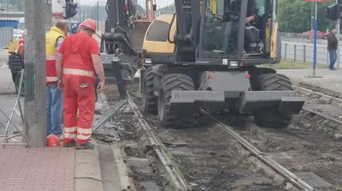 Rozkopane torowisko na Bemowie. Tramwaje i samochody na objazdy