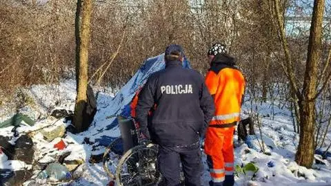 Była wychłodzona, z urazem kręgosłupa. Policjanci pomogli bezdomnej