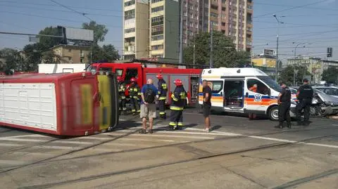 Dostawczak na boku. Zablokował tory