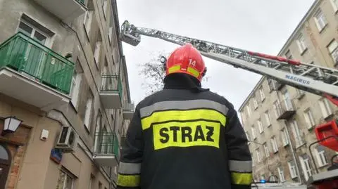 Z elewacji kamienic sypał się tynk. Strażacy interweniowali cztery razy