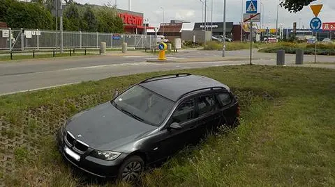 Zaparkował przy rowie melioracyjnym. "Po chwili auto skąpało się w wodzie"