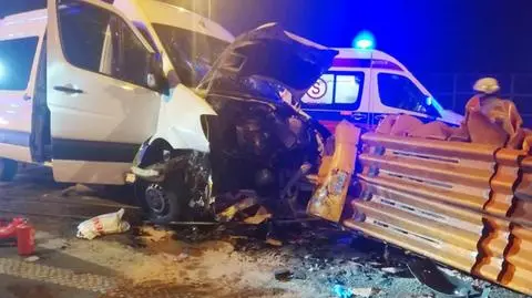 Wypadek busa na S8. Cztery osoby ranne, pięć godzin sprzątania