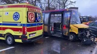 Zderzenie samochodu z autobusem podmiejskim