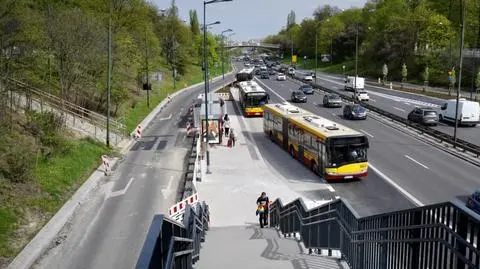 Korzysta z nich 13 linii autobusowych. Wróciły na swoje miejsce