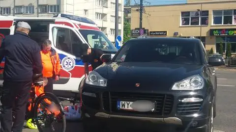 Porsche zderzyło się z rowerem na Grochowskiej