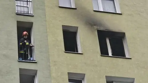 Z mieszkania na siódmym piętrze wydobywał się czarny dym