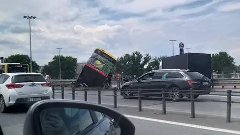 Moment, w którym autobus łamie się i spada w dół