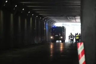 Koparka na lawecie zahaczyła o tunel