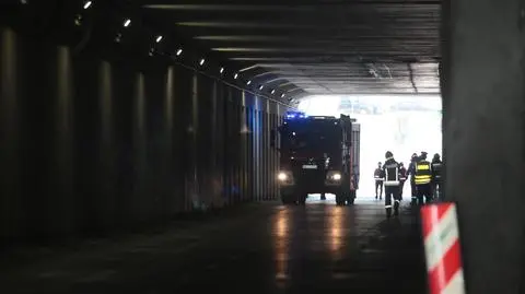 Koparka na lawecie zahaczyła o sufit tunelu przy Dworcu Zachodnim. "Kierowca oddalił się"