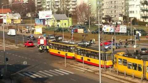 Nissan wjechał w tramwaj na środku skrzyżowania