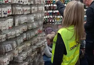 Kilka tysięcy sztuk podrobionej biżuterii w centrum handlowym