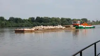 Na barkach płynie kamień hydrotechniczny, który miał umocnić dno Wisły fot. Miroslaw