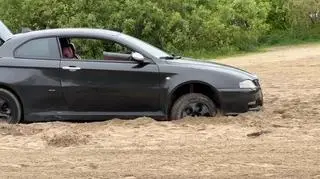 Alfa romeo utknęła na plaży 