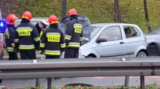 Samochód na barierkach przy Cytadeli