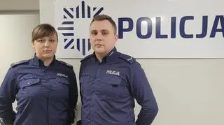 Policjanci sierż. sztab. Ewa Gadomska i sierż. Daniel Kawieck wyprowadzili z domu cztery osoby