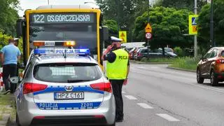 Kolizja toyoty i miejskiego autobusu