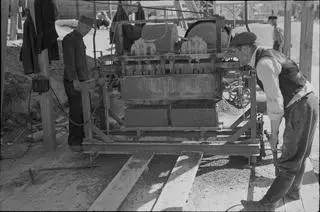 Reportaż z produkcji pustaków gruzobetonowych w Państwowym Przedsiębiorstwie Rozbiórki i Gospodarki Gruzem, 1947