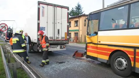 Zderzenie autokaru i ciężarówki. Kilka osób rannych