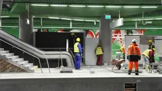 Montaż ekranów na stacji Stadion Narodowy
