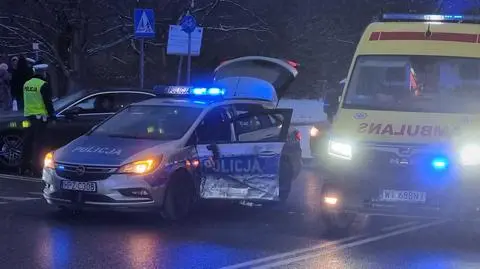 "Zmieniła nagle pas ruchu". Zderzenie z radiowozem 