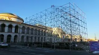 Na placu Bankowym trwa montaż sylwestrowej sceny 