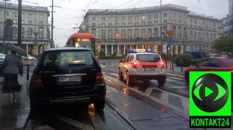 Zaparkowała na torach. Zatrzymała tramwaje