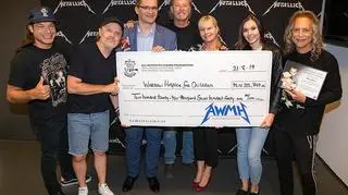 Metallica przekazała czek dla hospicjum
