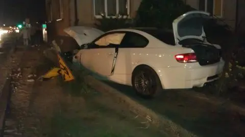 Al. Krakowska: BMW M3 zatrzymało się na słupie