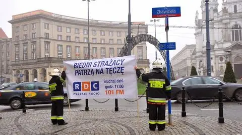 W mundurach strażaków stali przy tęczy. Trafili na policję