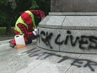 Napis "Black Lives Matter" na pomniku Kościuszki