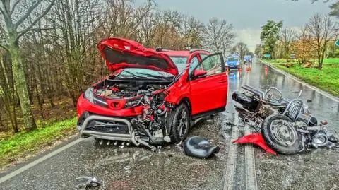 Na łuku drogi motocyklista czołowo zderzył się z autem