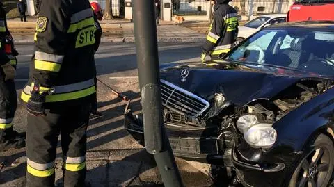 Mercedes uderzył w latarnię na Wolskiej