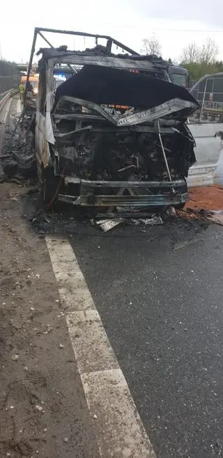 Auto doszczętnie spłonęło na trasie S8