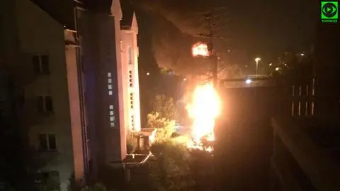 Pożar kampera na Bemowie. Płomienie uszkodziły okno