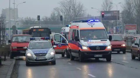 Dostawczy volkswagen wjechał w radiowóz. Dwóch policjantów w szpitalu