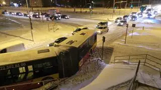 Autobus miejski utknął na Broniewskiego